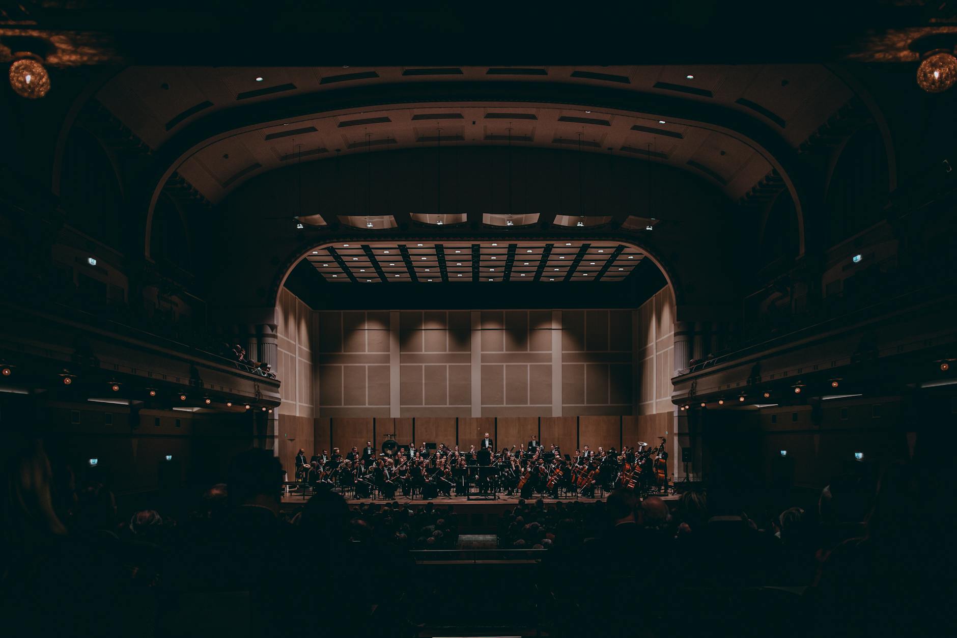 Orchester bei einem Konzert auf der Bühne